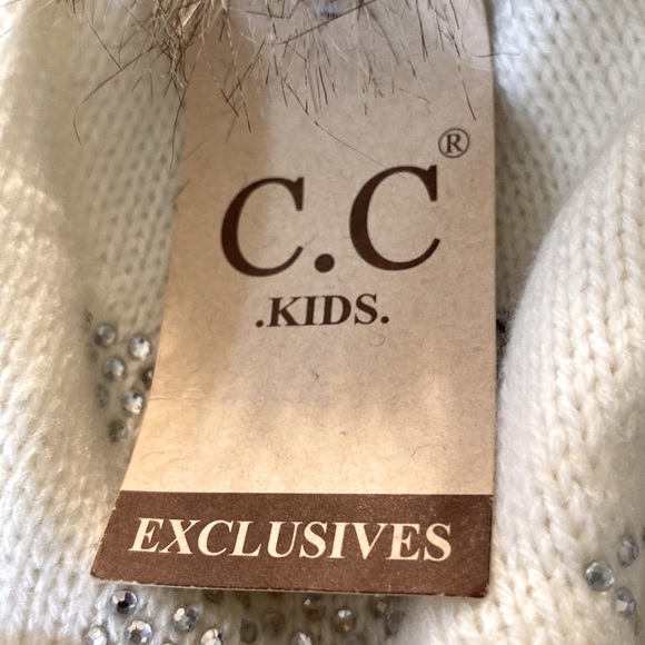 NWT C.C KIDS EXCLUSIVE LITTLE GIRLS IVORY POM BEANIE - Picture 3 of 6